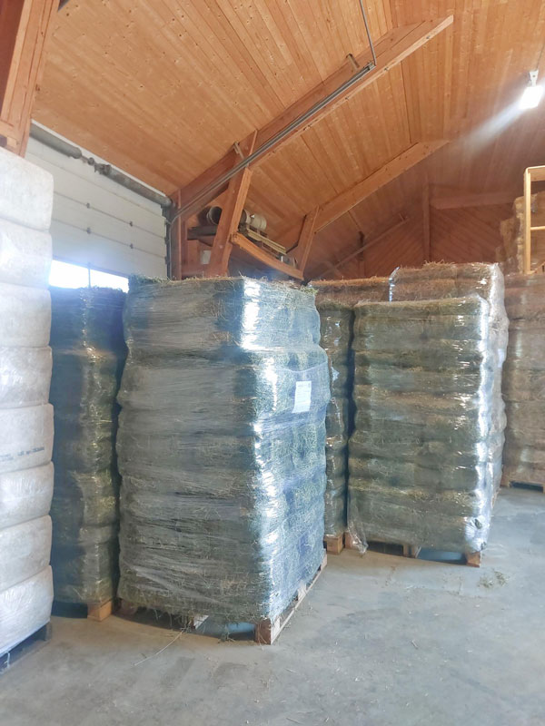 Verpackte Stroh- und Heusäcke bei Sonnenklee